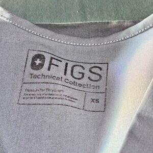 FIGS Technical Collection Two-Pocket Scrubs Top Women's Size XS Graphite Gray